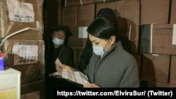 Вице-премьер-министр Элвира Сурабалдиева дарыканаларды текшерүүдө. 9-ноябрь, 2020-жыл. 