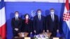 Міністар абароны Харватыі Марыё Банажыч (трэці зьлева) і прэм’ер-міністар Андрэй Пленкавіч (крайні справа) на перамовах у Францыі, лістапад 2021
