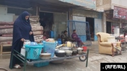 Учителя из Герата, распродающие предметы домашнего обихода, так как восемь месяцев не получают зарплату. 