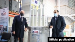 Кит Симмонс (слева) с представителем Минздрава Таджикистана