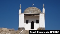 Тоголок Молдонун (1860–1942) Курткадагы күмбөзү. 08.10.2016.