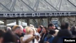 Doi suspecți au fost arestați în urma jafului de bijuterii de la Muzeul Luvru.