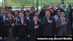 Райымбек Матраимовдун тоюна барган аткаминерлер. 