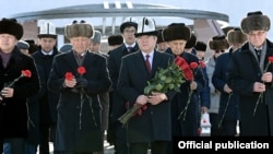 Мамлекеттик катчы Сүйүнбек Касмамбетов баштаган коомдук жана мамлекеттик ишмерлер. 7-ноябрь, 2021-жыл.