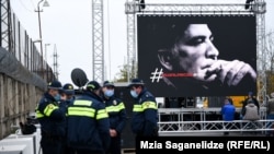 პოლიციელები და მიხეილ სააკაშვილის მხარდამჭერები რუსთავის ციხესთან. 6 ნოემბერი