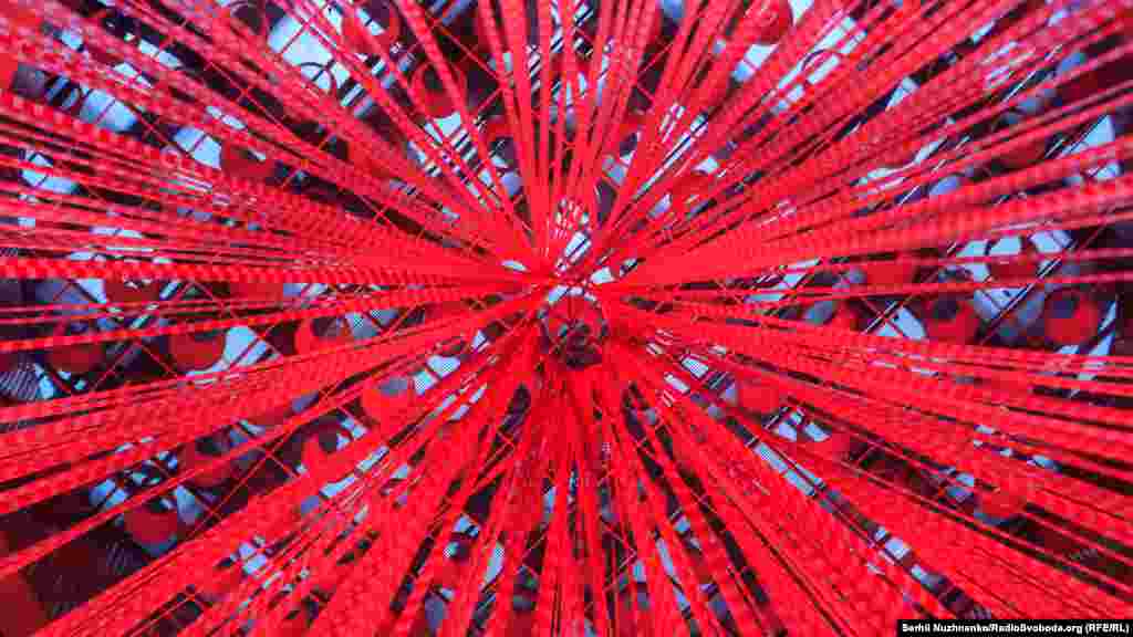 Візуальна концепція проєкту реалізована дизайн-студією "3z": &laquo;Ми добрали максимально нейтральний гротеск, досить холодний і відсторонений для наголошення на документальності проєкту. Подібний принцип був застосований і з виставленою напоказ конструкцією&nbsp;&ndash; горизонтальними лініями, що одночасно є і лінійками зошита, куди могли бути записані імена, прізвища, а також це тло для самої п'єси