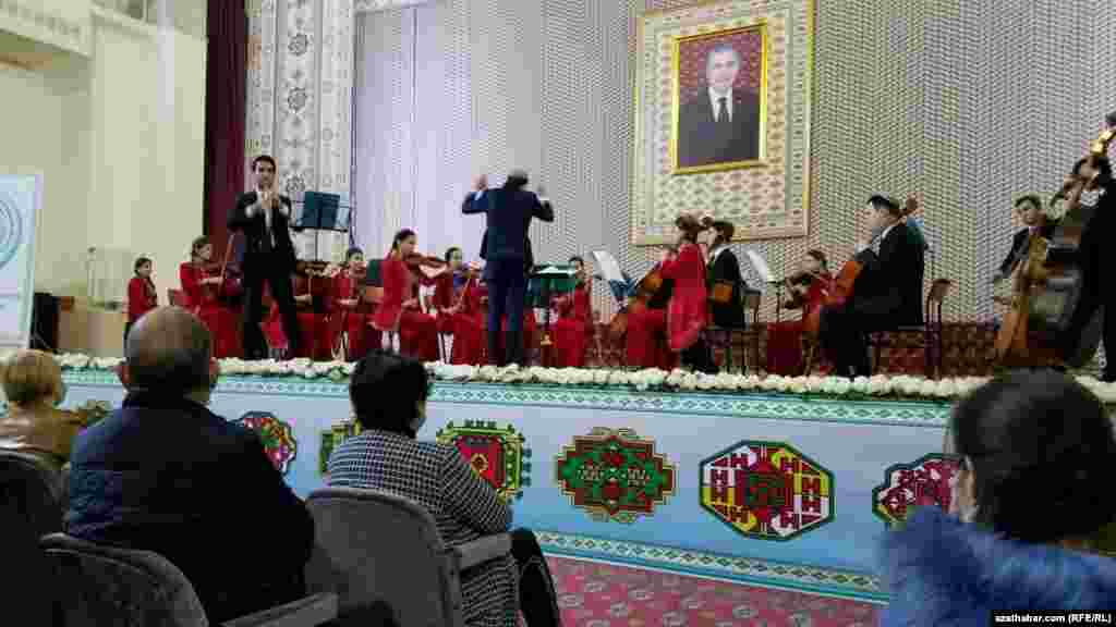 Студенческий оркестр Довлетмамеда Окдирова.