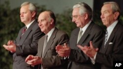 Predsjednik Srbije Slobodan Milošević, predsjednik Bosne i Hercegovine Alija Izetbegović i predsjednik Hrvatske Franjo Tuđman sa američkim državnim sekretarom Warrenom Christopherom nakon postizanja dogovora u Wright Patterson bazi u Dejtonu 21. novembar 1995.