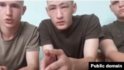 Солдаты срочной службы Юрий Вицинец, Данияр Керейбаев и Денис Можайцев записали видеообращение  том, что их обманом заставили подписать бессрочные контракты