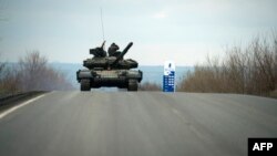 Танк "армии ДНР" в селе Кировское, Донецкая область, апрель 2015 года.