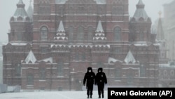 Кызыл аянттагы тартип коргоо кызматкерлери, Москва, 31-март 2020-жыл. 