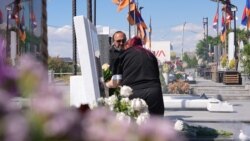 «Երանի այս օրը չլիներ». Եռաբլուրում սգում են Հայաստանի վրա Ադրբեջանի սեպտեմբերյան հարձակման զոհերի հիշատակը