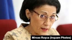 Ministrul Educației, Ecaterina Andronescu, a aflat că plagiatul este o problemă gravă, deși acum câteva luni declara că e o ”problemă minoră”.