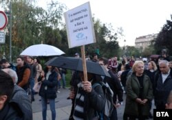Участниците в протеста припомниха, че предшественикът на вътрешния министър Атанас Илков - Калин Стоянов, в момента е включен в листите на ДПС - Ново начало в Бургас и София-област.