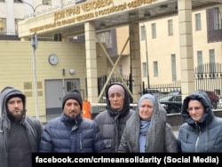 Учасники ініціативної групи біля Будинку прав людини в Москві з матерями кримчанок Есми Німетуллаєвої, Насіби Саїдової, Ельвізи Алієвої та Февзіє Османової, яких ФСБ звинувачує в тероризмі, жовтень 2025 року