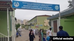 Кожент шаарындагы оорукананын короосу. 7-май, 2020-жыл.