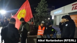 Бишкек. Элдик кошуундун ыктыярчылары. 
