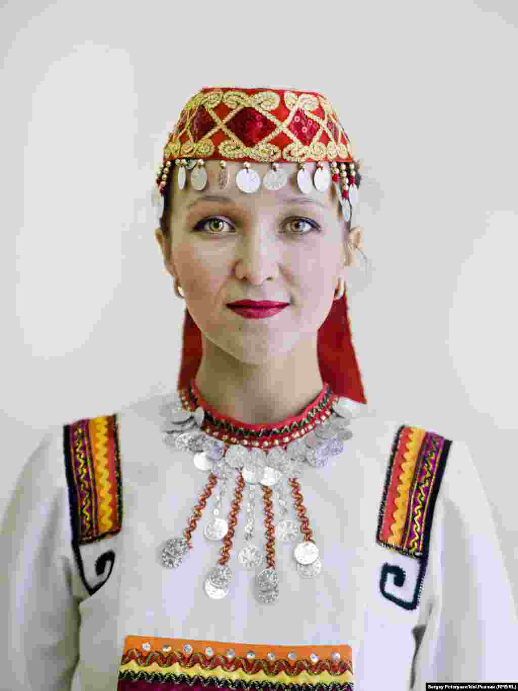 Волкова Ольга, 28 лет, преподаватель хореографии.&nbsp;"Для меня быть мари, значит прежде всего знать свой язык, кухню. Семья - одно из важнейших&nbsp;понятий в моей жизни. С природой у меня особые отношения, например в детстве, когда плохо&nbsp;себя чувствовала приходила к березе и засыпала. Настолько мне было спокойно"&nbsp;