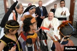 Папа Франциск по време на посещение в Индонезия.