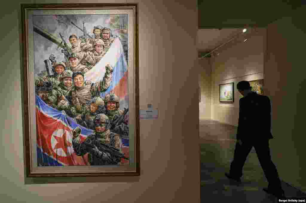 Картина «В одном окопе» с изображением северокорейских и российских солдат.Пропагандистская выставка «Страна великого народа» открылась во Всероссийском музее декоративного искусства в Москве