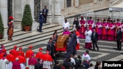 Ковчегът с тленните останки на папа Франциск пристига пред базиликата „Санта Мария Маджоре“ в Рим, 26 април 2025 г.