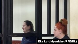 მზია ამაღლობელი სასამართლო სხდომაზე, რომელზეც პატიმრობა შეეფარდა.