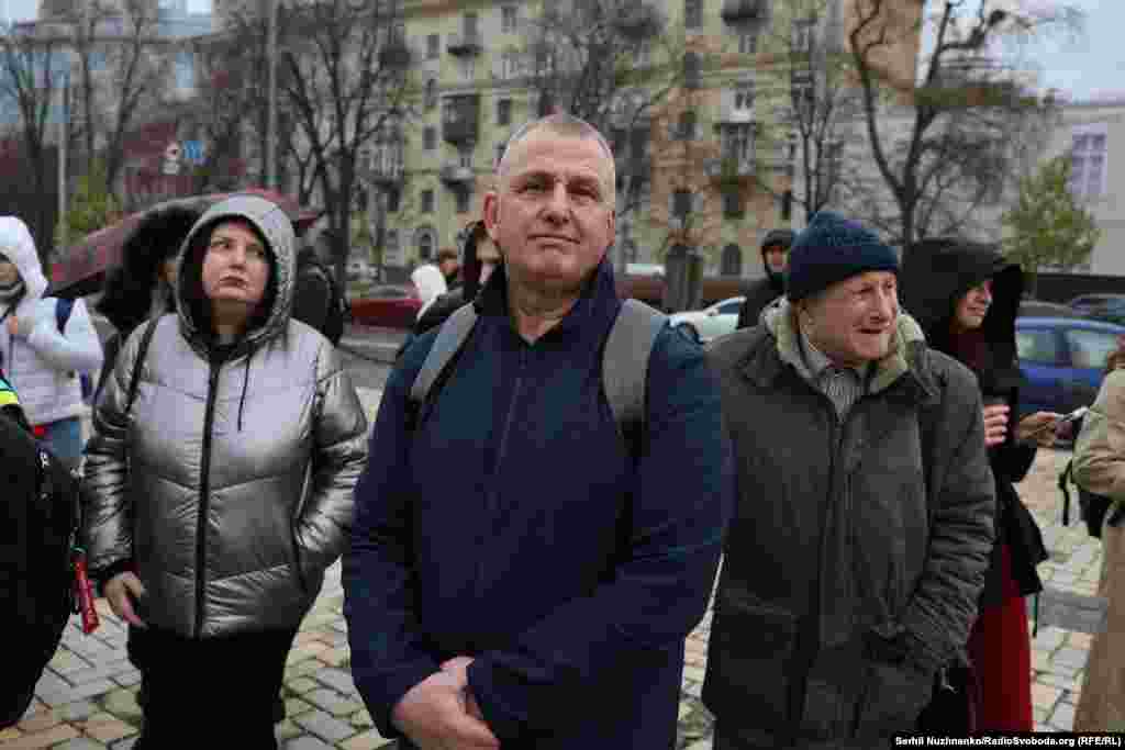 В акції «Порожні стільці» взяли участь звільнені з неволі – Микола Семена, Владислав Єсипенко, Максим Буткевич, Дмитро Хилюк, Леніє Умєрова, Юлія «Тайра» Паєвська. Київ, 15 листопада 2025 року.На фото журналісти: оглядач Крим.Реалії (проєкт Радіо Свобода) Микола Семена (праворуч) та фрилансер Крим.Реалії Владислав Єсипенко (у центрі)