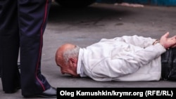 Russian riot police in occupied Crimea arrest a Crimean Tatar in Simferopol ahead of a rally to mark the enforced Soviet deportation of the Tatars from the Ukrainian peninsula in the 1940s. (file photo)