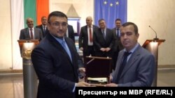 Бившият вътрешен министър Младен Маринов от ГЕРБ (вляво) награждава в МВР прокурор Детелин Георгиев в присъствието на тогавашния главен прокурор Сотир Цацаров (на заден план) и бившия му заместник Иван Гешев, 11 октомври 2019 г.