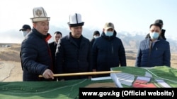 Президент Садыр Жапаров премьер-министр катары 2020-жылдын 9-ноябрында «Жогорку-Нарын ГЭС каскады» ишканасына барган эле. Сөз электр кубатынын жаңы булактарын иштеп чыгуу тууралуу болгон.