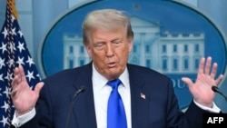 Президент США Дональд Трамп вперше надасть Україні зброю, повідомив Reuters із посиланням на свої джерела. На фото: Трамп на пресконференції в Білому домі, 27 червня 2025 року