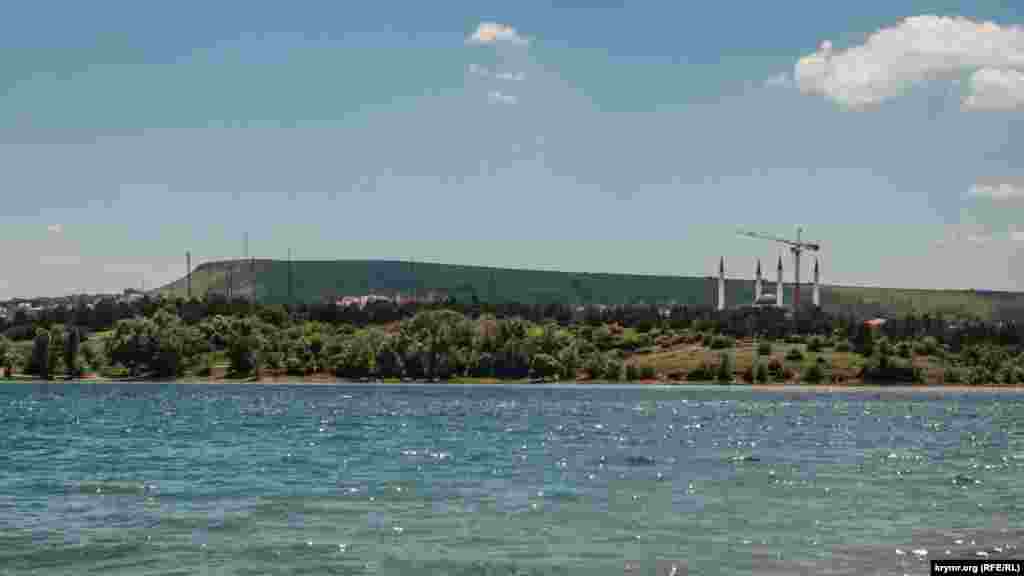 Suv anbarınıñ o bir tarafından qurulıp turğan Cuma Caminiñ manzarası açıla