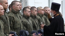 Священник РПЦ Московського патріархату благословляє російських новобранців на військову службу. Севастополь, Крим, 22 жовтня 2025 року