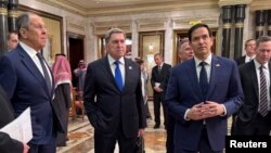 Снимката е публикувана от руското външно министерство в социалната мрежа „X“. На нея се виждат на предел план руският външен министър Сергей Лавров (ляво), съветникът на руския президент Юрий Ушаков и държавният секретар на САЩ Марко Рубио. Рияд, 18 февруари 2025 г.