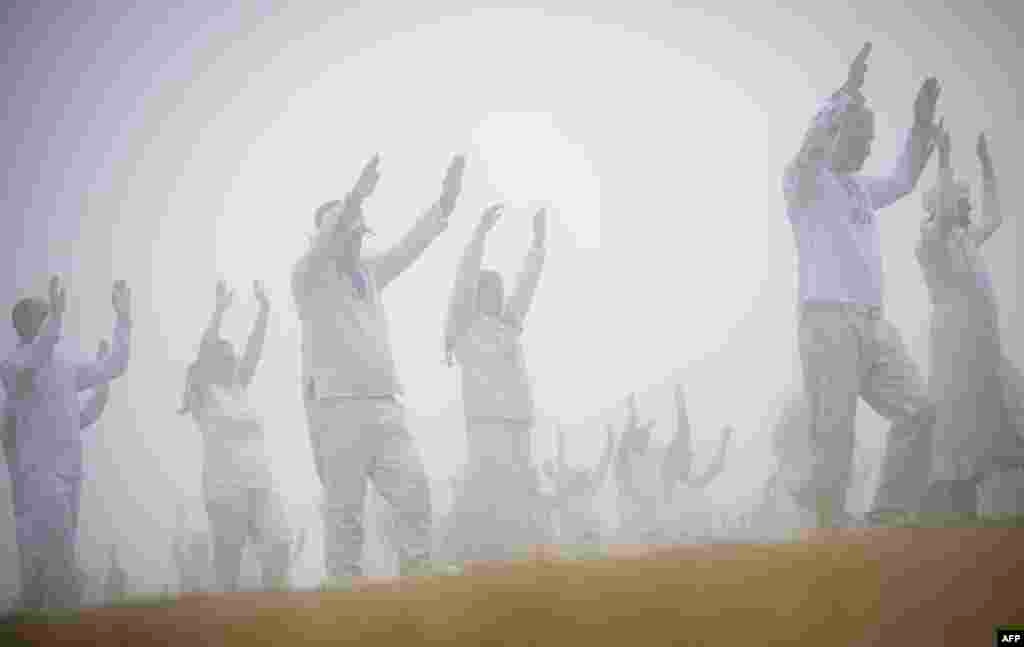 Члены международного религиозного движения (деструктивный культ) "Белое Братство" исполняют ритуальный танец на вершине гор Рила, недалеко от озера Бабрека, 19 августа 2025 года. Николай Дойчинов / AFP