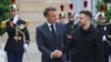 Președintele Franței, Emmanuel Macron (stânga), dă mâna și îl salută pe președintele Ucrainei, Volodimir Zelenski, înainte de întâlnirea lor, la Palatul Prezidențial Elysee din Paris, pe 3 septembrie 2025.