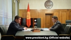 Президенттин милдетин аткаруучу Талант Мамытов жана өкмөт башчынын милдетин аткаруучу Артем Новиков. 