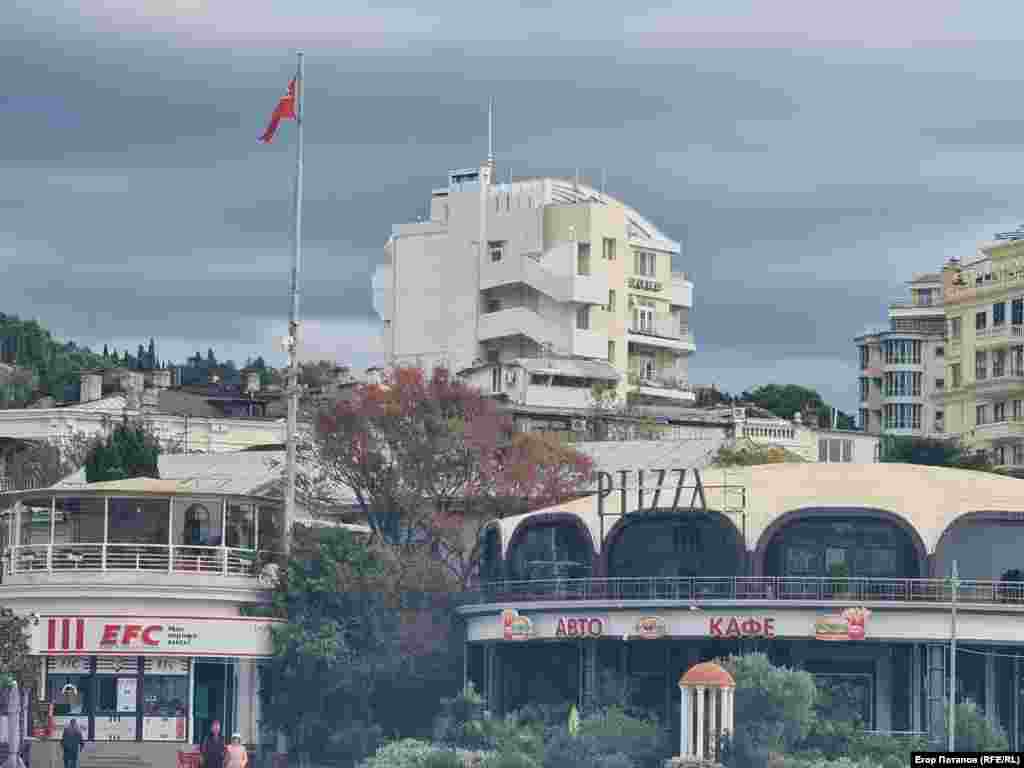 Радянський прапор майорить біля набережної Ялти