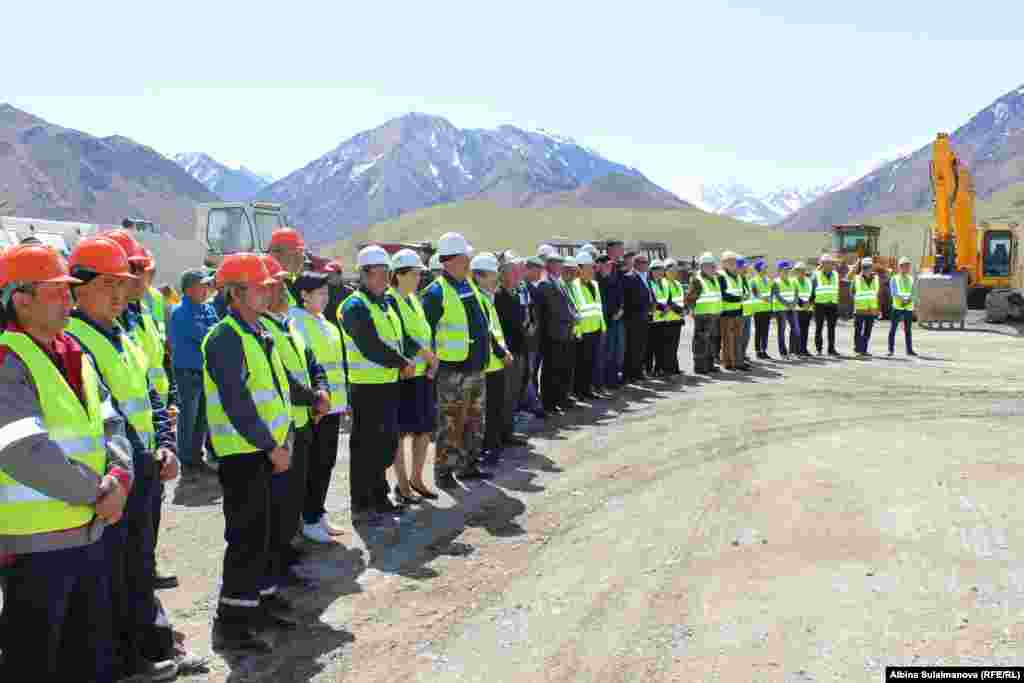 Энергетика жана кен иштетүү боюнча мамлекеттик комитеттин&nbsp;төрагасынын орун басары Азис Сапаралиев жол куруу иштерине 60ка жакын&nbsp;жергиликтүү тургун тартылганын билдирди.