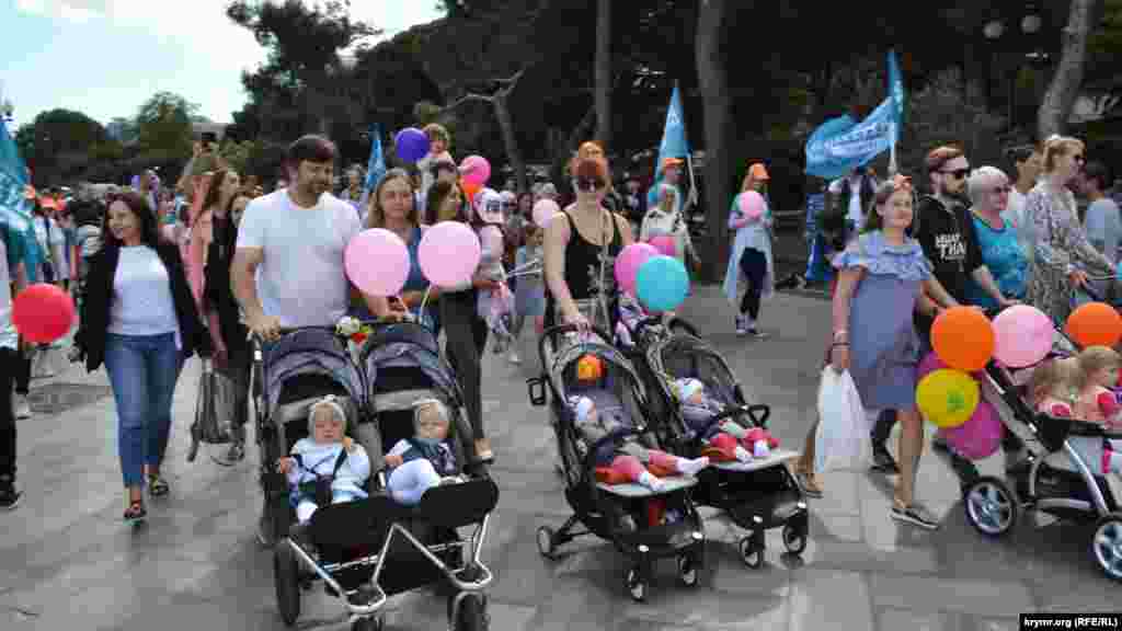 Paradnıñ eñ küçük iştirakçilerini ana-babaları arabalarda alıp keteler