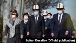 Президент КР Садыр Жапаров, а также экс-президенты Роза Отунбаева и Сооронбай Жээнбеков на митинге-реквиеме по случаю годовщины апрельских событий, 7 апреля 2021 г.