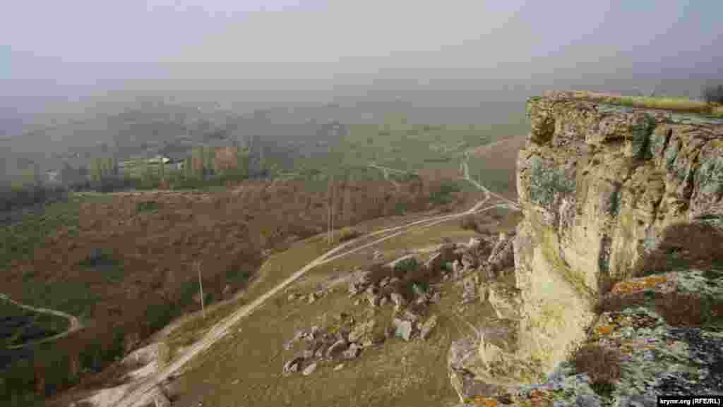 Внизу ґрунтова дорога в село Вишенне.&nbsp; Далі, за старим яблуневим садом, несе свої води Біюк- Карасу