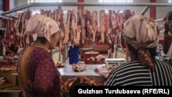 Мясной отдел на Ошском рынке в Бишкеке.