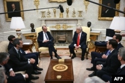 Președintele SUA, Donald Trump, și cancelarul german, Friedrich Merz, în Biroul Oval al Casei Albe, pe 5 iunie 2025.