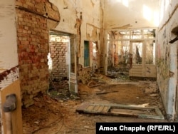 Рушаща се сграда в бившата военновъздушна база „Миловице“