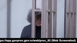 Qırım sakini Oksana Senedjuk, 2024 senesi dekabrniñ 26-sında devletke hainlik maddesine istinaden üküm çıqarılğan vaqıtta Rusiye kontrolindeki Aqyar şeer mahkemesiniñ zalında