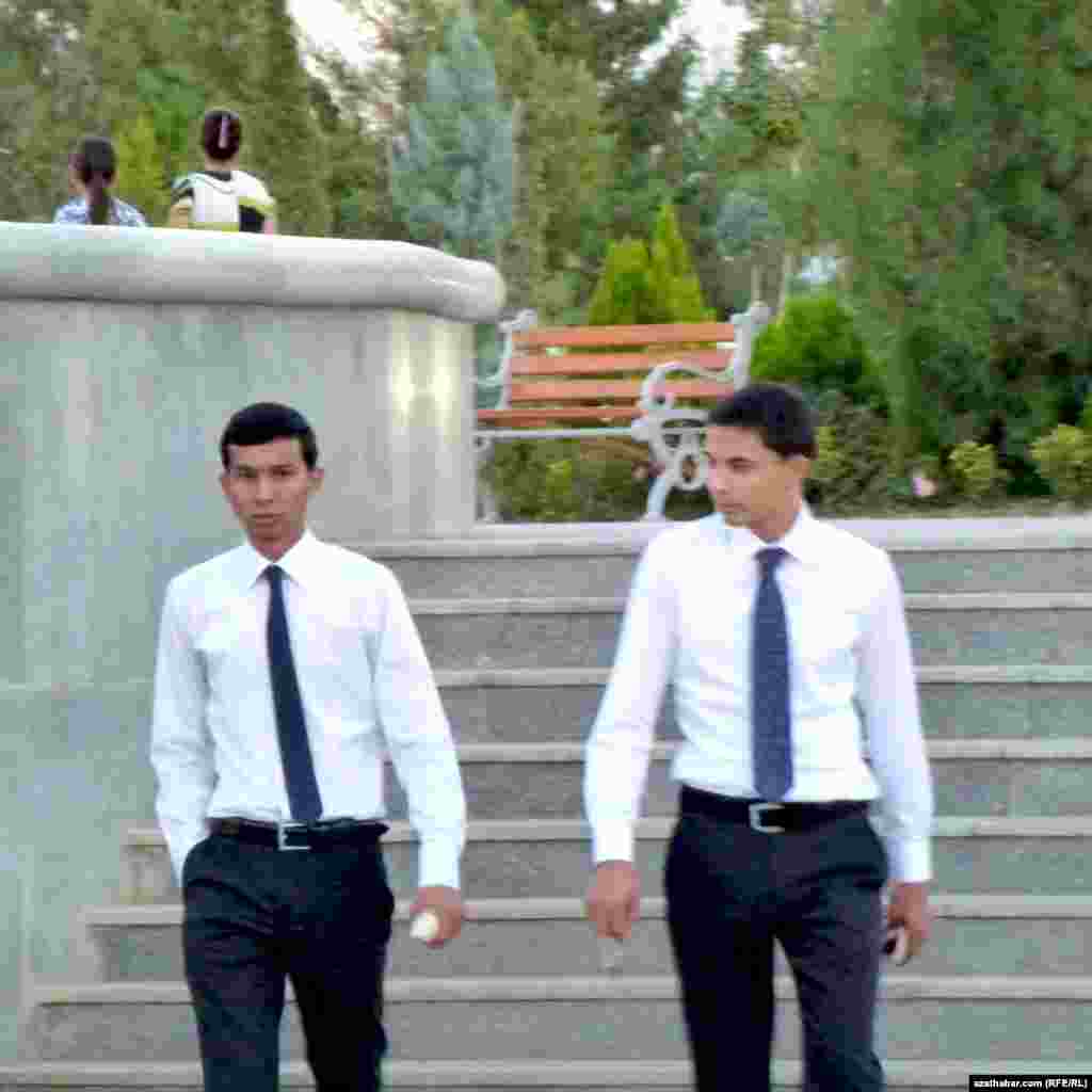 Türkmen talyplary okuw arakesmede