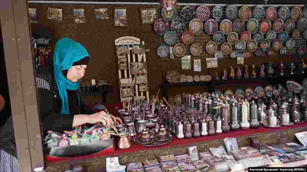 Suvenirler tükânında muşterilerni bekleyler