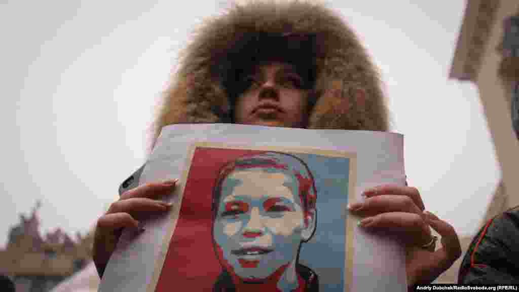 У Київській акції, анонсованій лише напередодні пізно ввечері у соцмережах, взяли участь близько п'ятидесяти активістів та просто небайдужих громадян