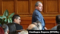 Радостин Василев (вляво) и Тошко Йорданов в пленарната зала на Народното събрание във вторник